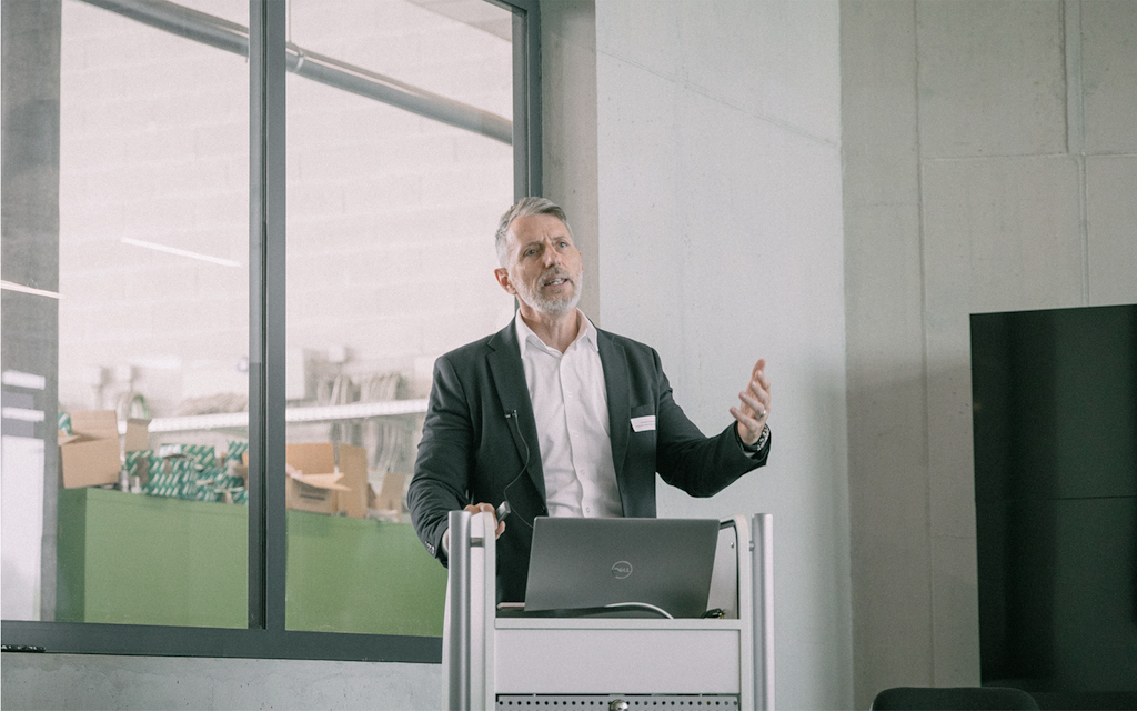 Un uomo in abito elegante è in piedi in una stanza