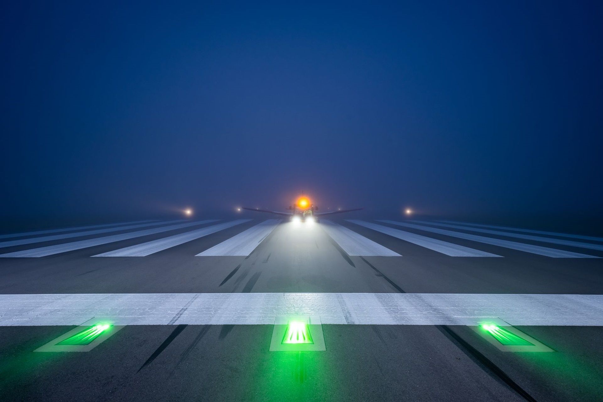 Immagine di un aeroplano su una pista