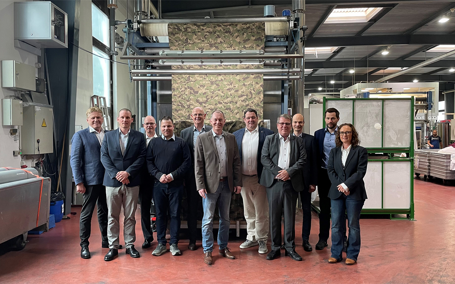 I partecipanti all'incontro DACH davanti alla nuova stampa mimetica svizzera