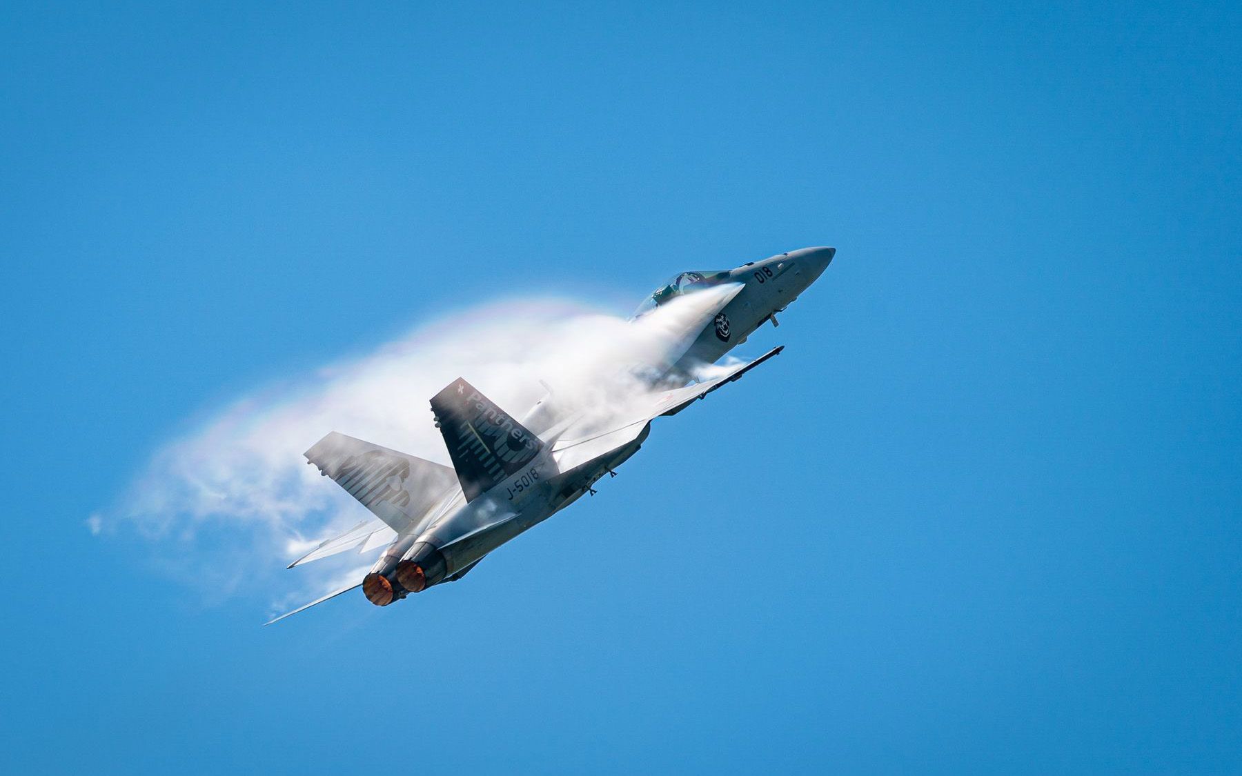 Un jet F/A-18 durante un’esibizione acrobatica