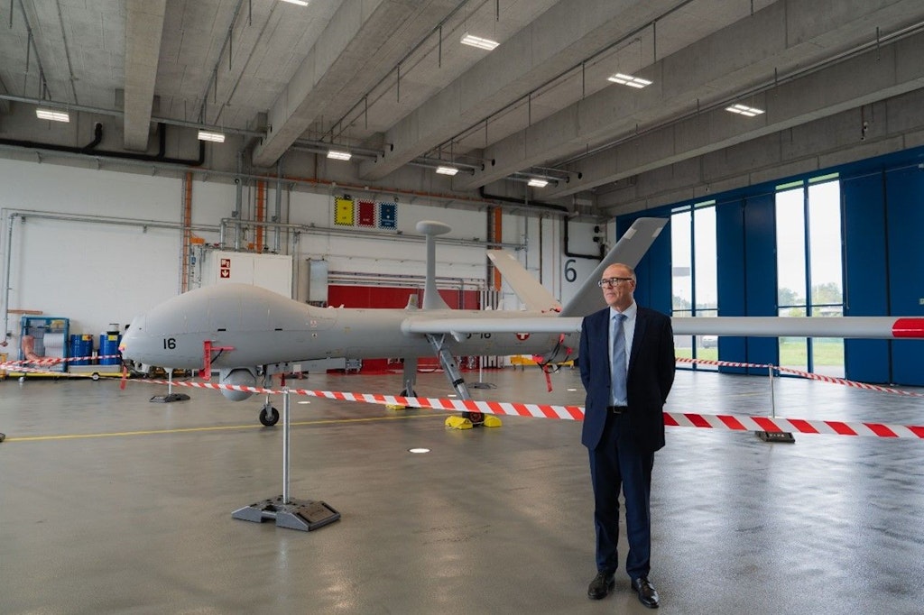 Martin Pfister, capo del DDPS. Sullo sfondo l’ADS-15.