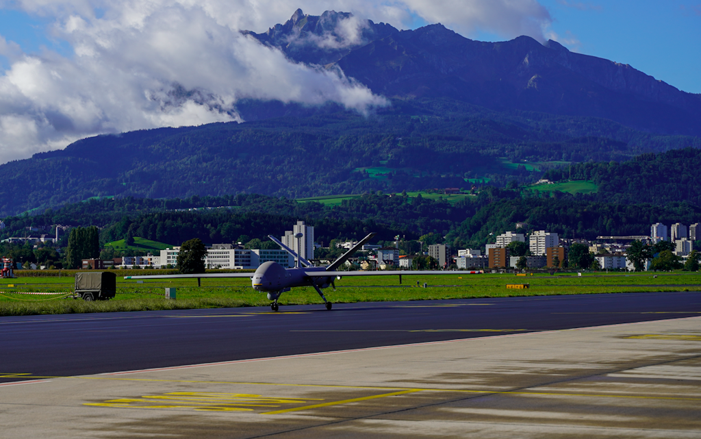 Il drone da ricognizione sistema 15 rotola sull'asfalto di Emmen