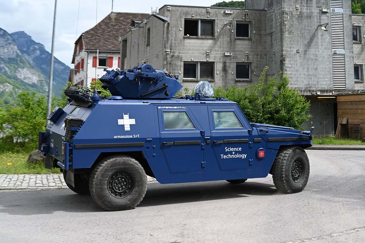 Veicolo con drone di armasuisse S+T percorre una rotatoria