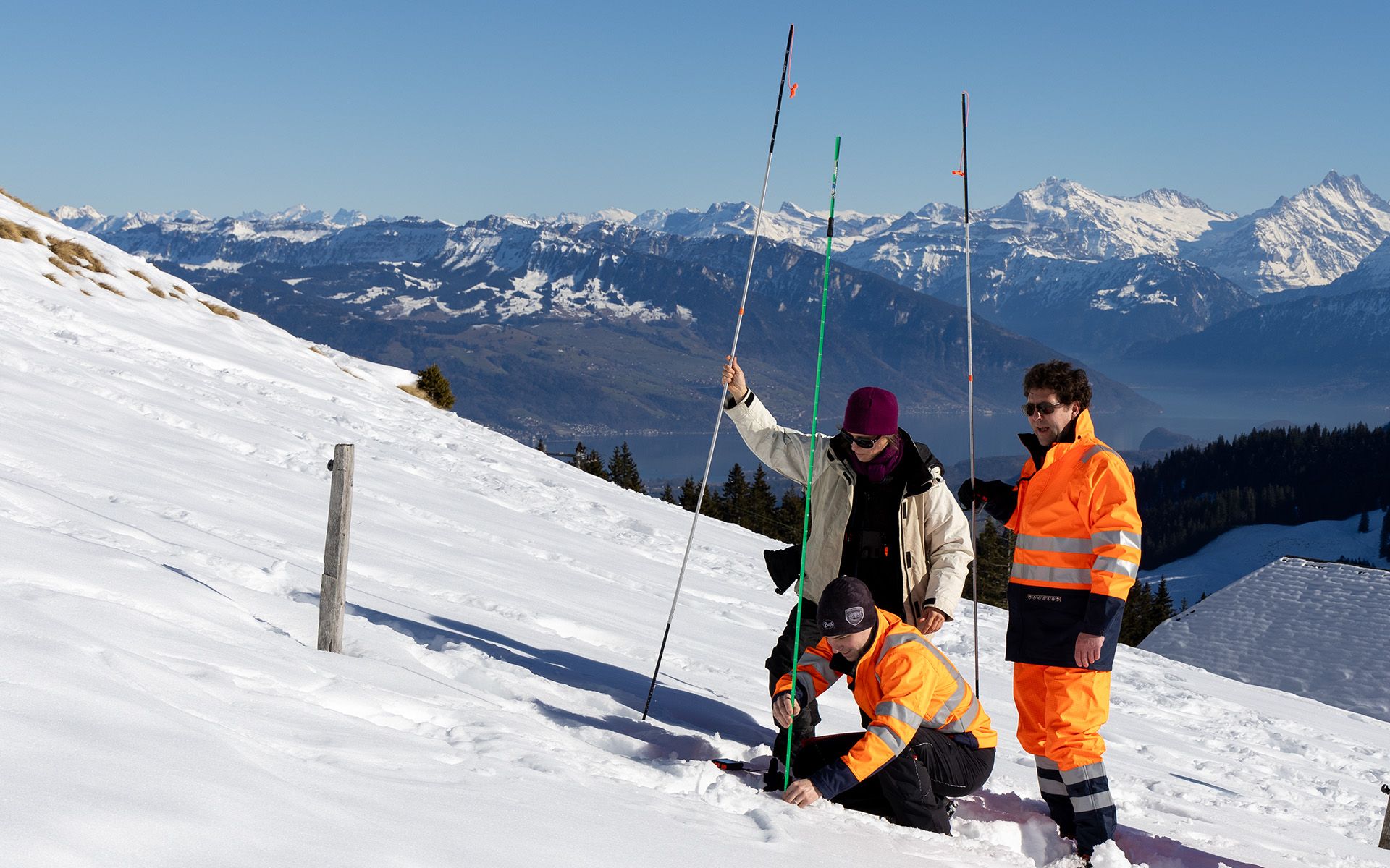 I collaboratori si esercitano nella corretta esplorazione di una valanga