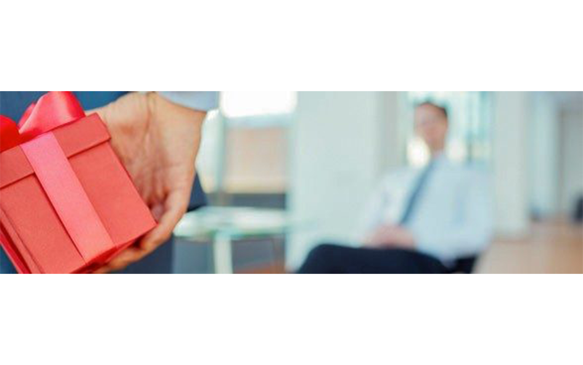 Un uomo tiene in mano un regalo nascosto dietro la schiena.