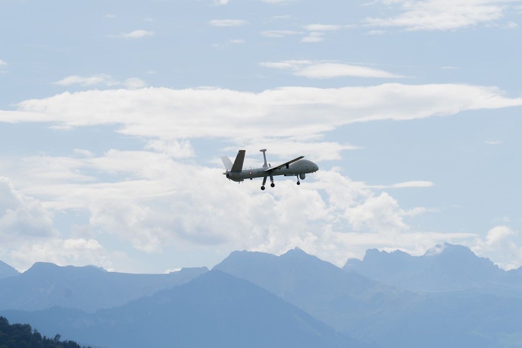 al loro arrivo, i partecipanti hanno assistito al decollo del drone, le cui immagini venivano trasmesse in diretta su uno schermo nella sala conferenze.