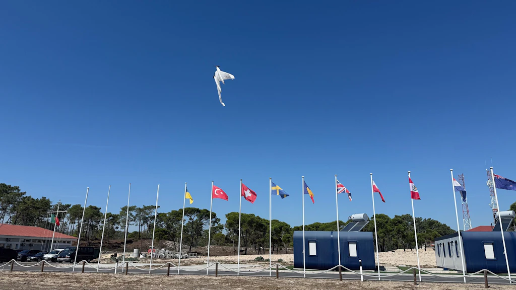 L'Avientus P3 in modalità VTOL sopra le bandiere delle nazioni partecipanti presso il sito dell'esercitazione a Troia.