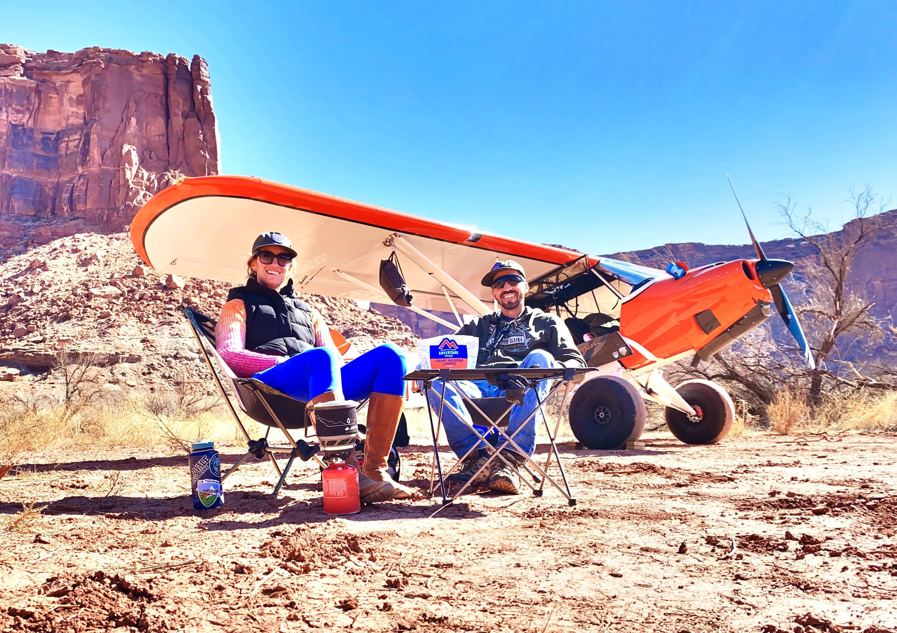 Jackie e Tobias Burch mentre pranzano nel Mineral Canyon nello Utah, Stati Uniti. 