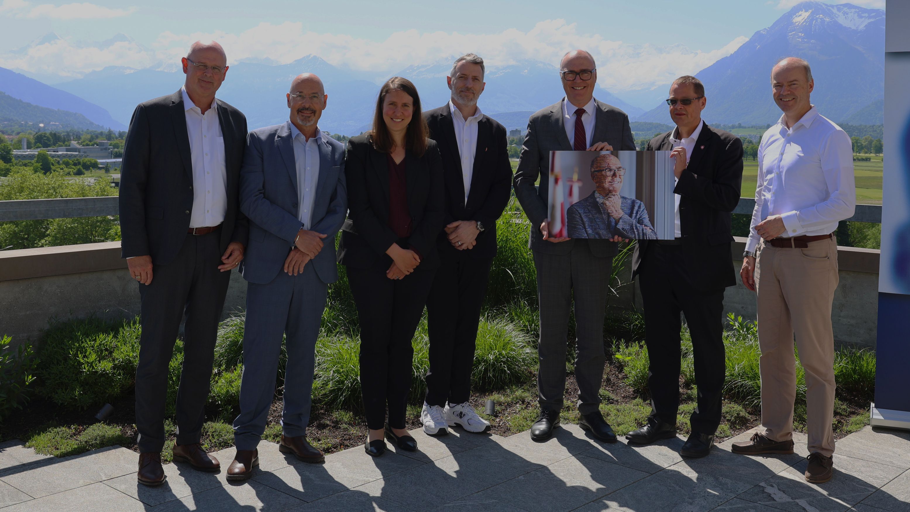 Sette persone in fila davanti allo sfondo dell'Eiger, del Mönch e della Jungfrau