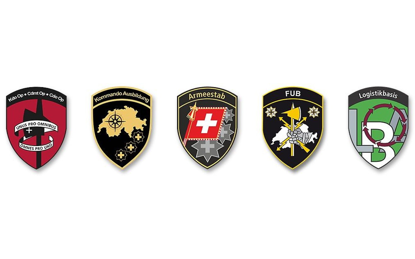 I vari stemmi del Comando Operazioni e Addestramento, dello Stato Maggiore dell'Esercito, della FUB e della Base Logistica.