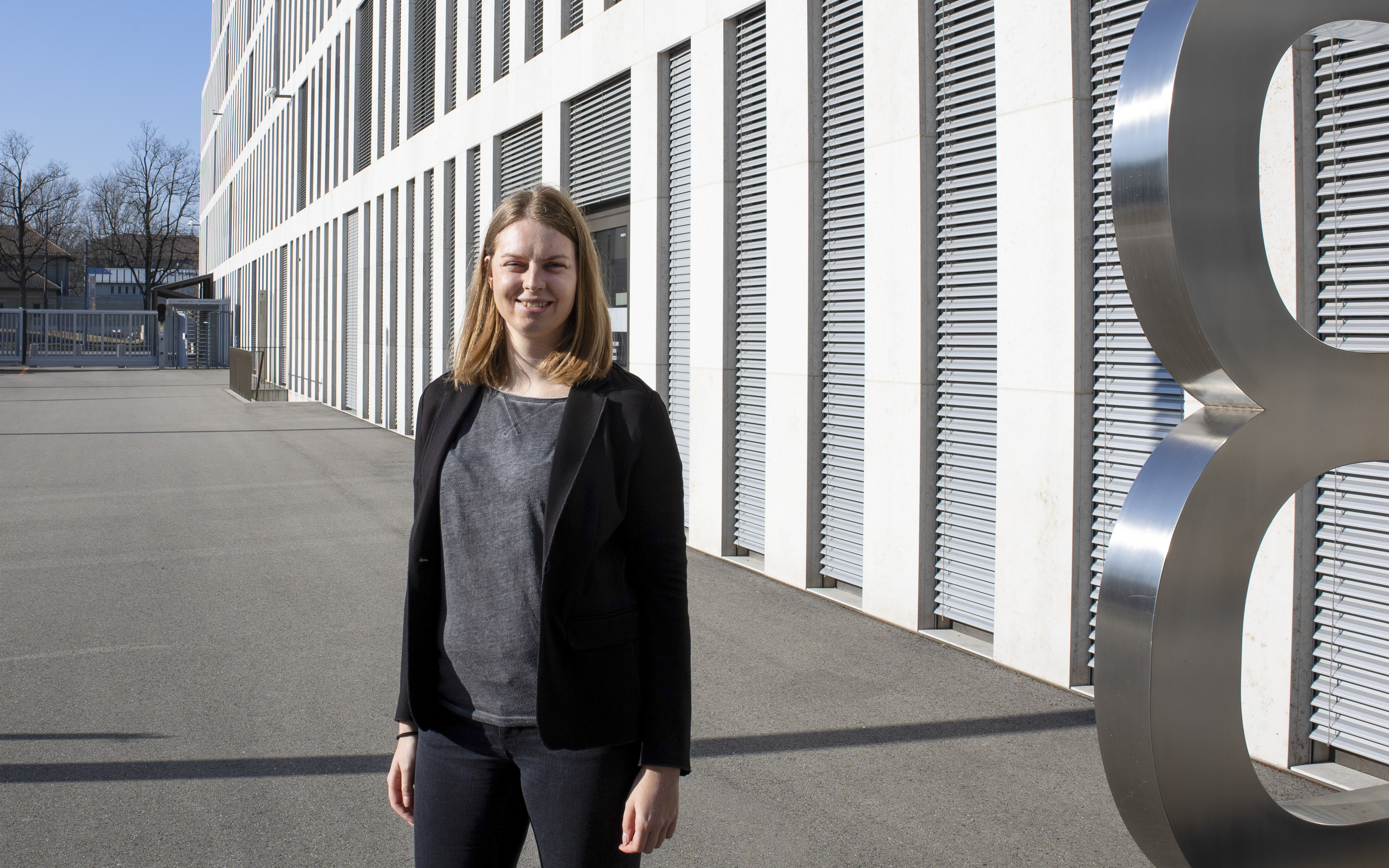 Lea Wenger si trova davanti a un edificio