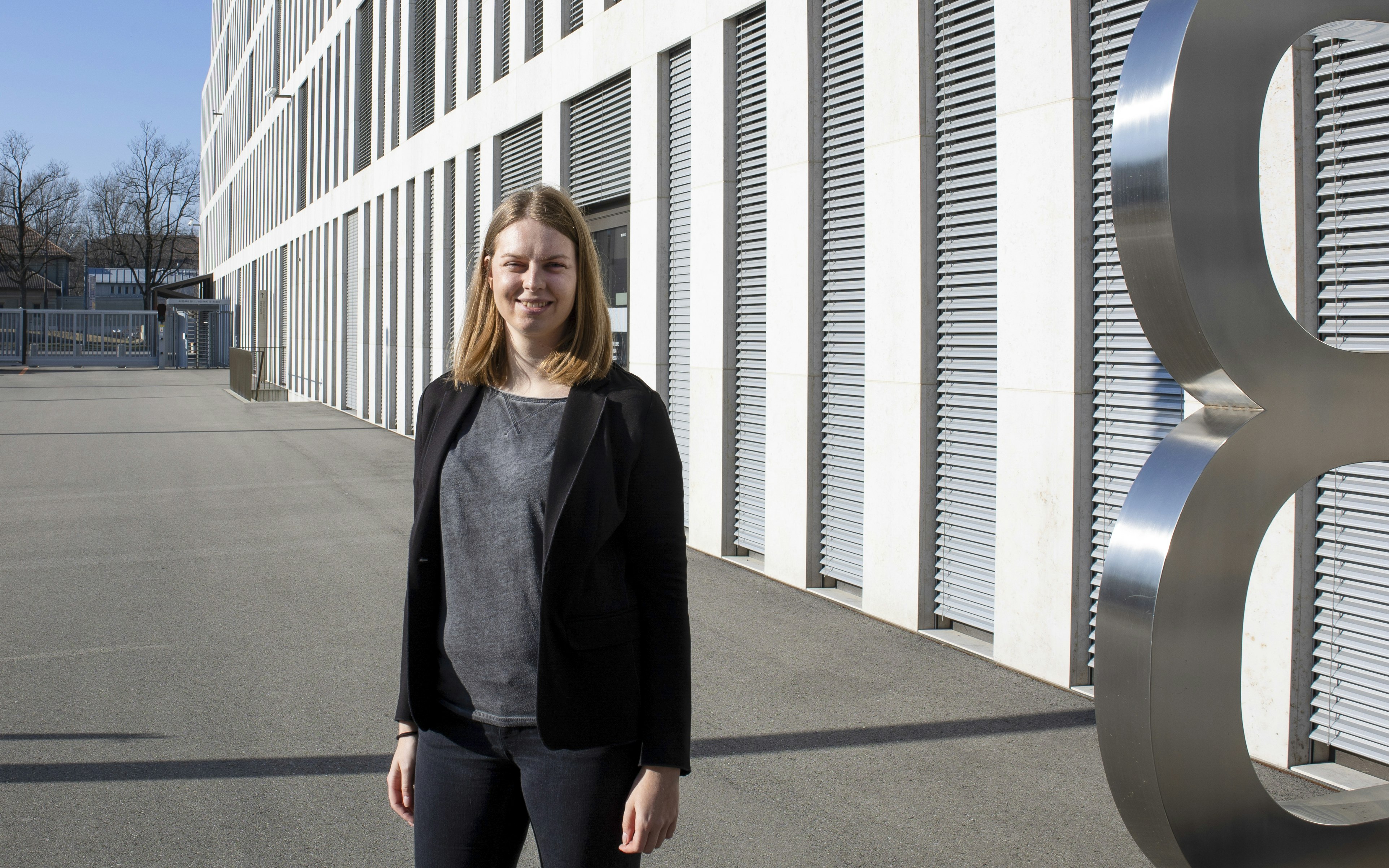 Lea Wenger si trova davanti a un edificio