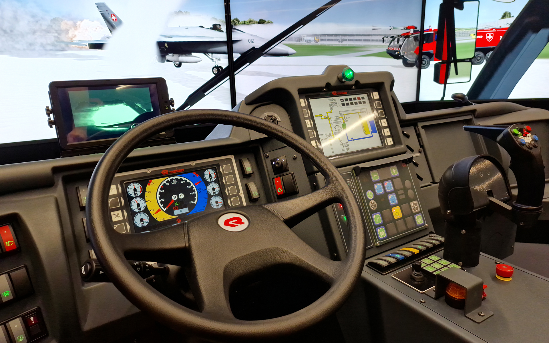 Panther 8x8 durante l'addestramento antincendio di un F/A-18 in parallelo con il Panther 6x6.