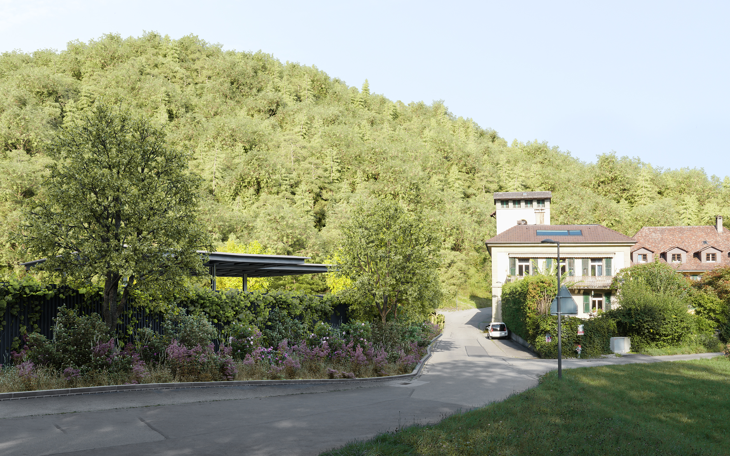 Perché la stazione di servizio non disturbi l’estetica dell’abitato, sulla scarpata verrà piantato un numero adeguato di piante e alberi autoctoni e il tetto di copertura sarà realizzato come semplice costruzione in acciaio. Inoltre, la parete verde è destinata a tenere lontane le emissioni di rumore e di luce.