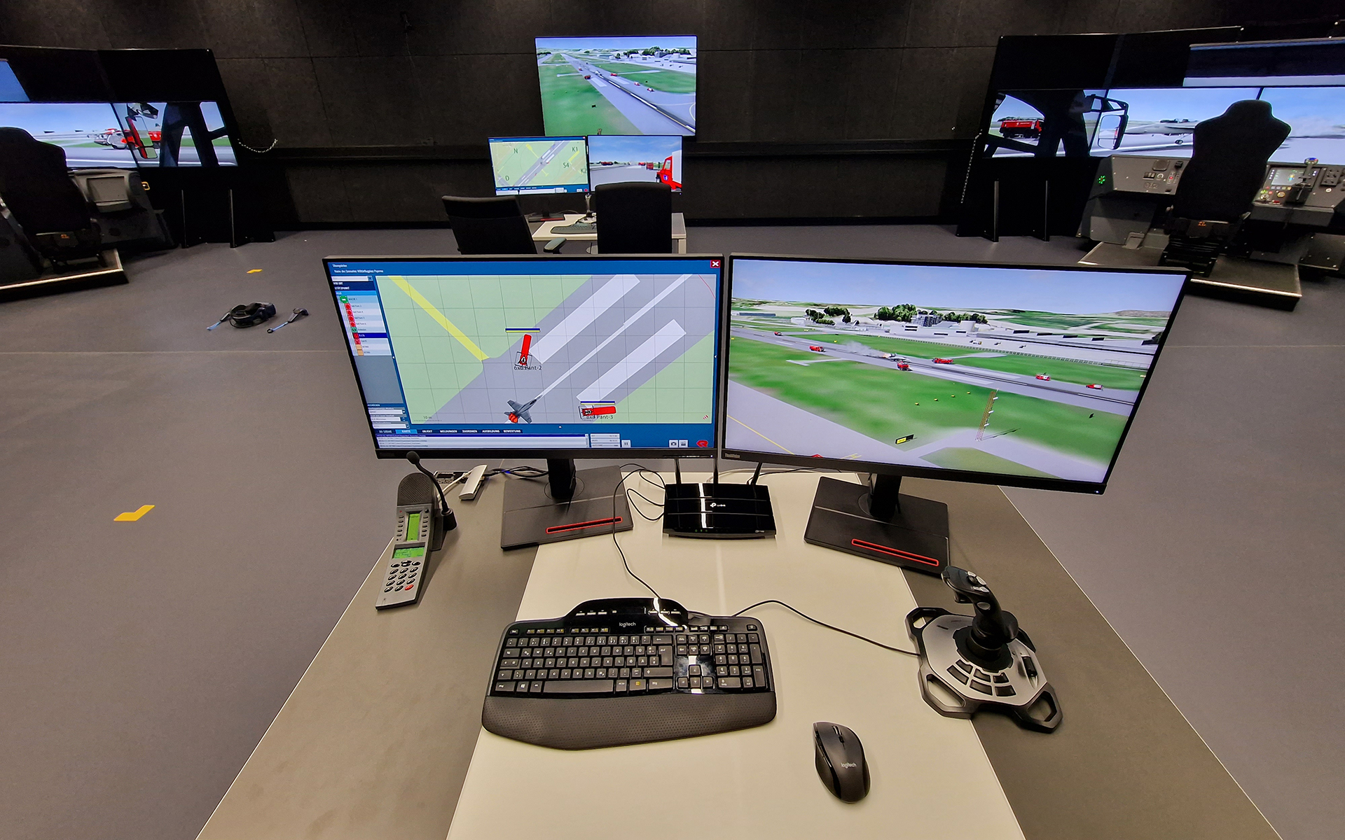 Vista dell'AP del leader dell'esercitazione e sullo sfondo l'AP del capo delle operazioni con VR.