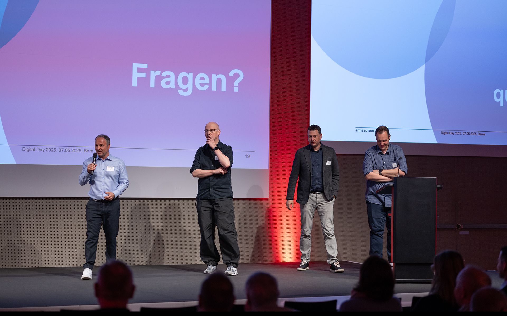 Gli esperti di gestione dei dati Giuseppe Acciardi, Christoph Altermatt, Jan Krähenbühl e Roland Herrmann tengono la loro presentazione sul tema BIM/SIG: pensare in maniera digitale, mettere in pratica nel mondo reale