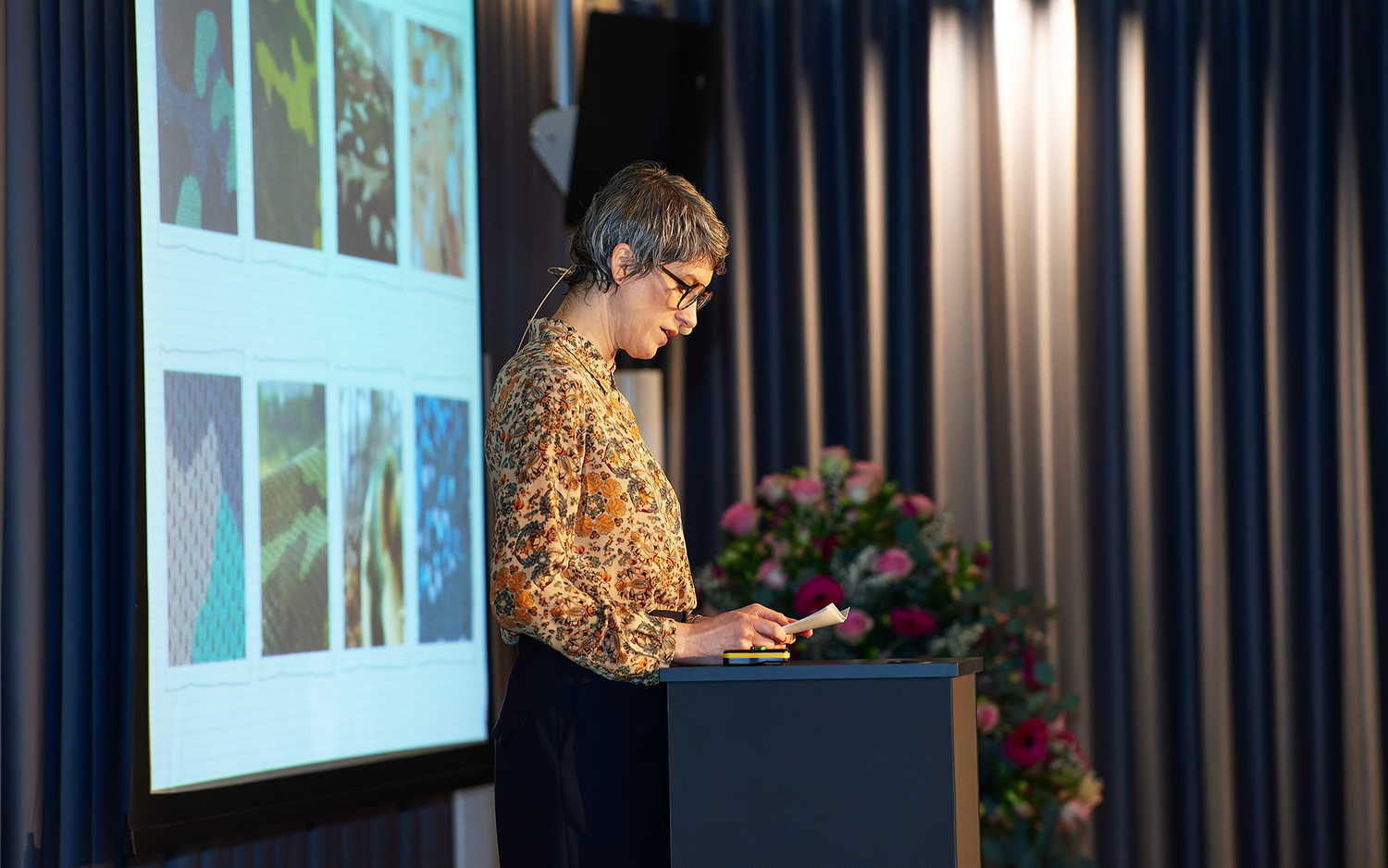 Rahel Greuter durante il suo discorso in occasione del Simposio sui tessili 2024.