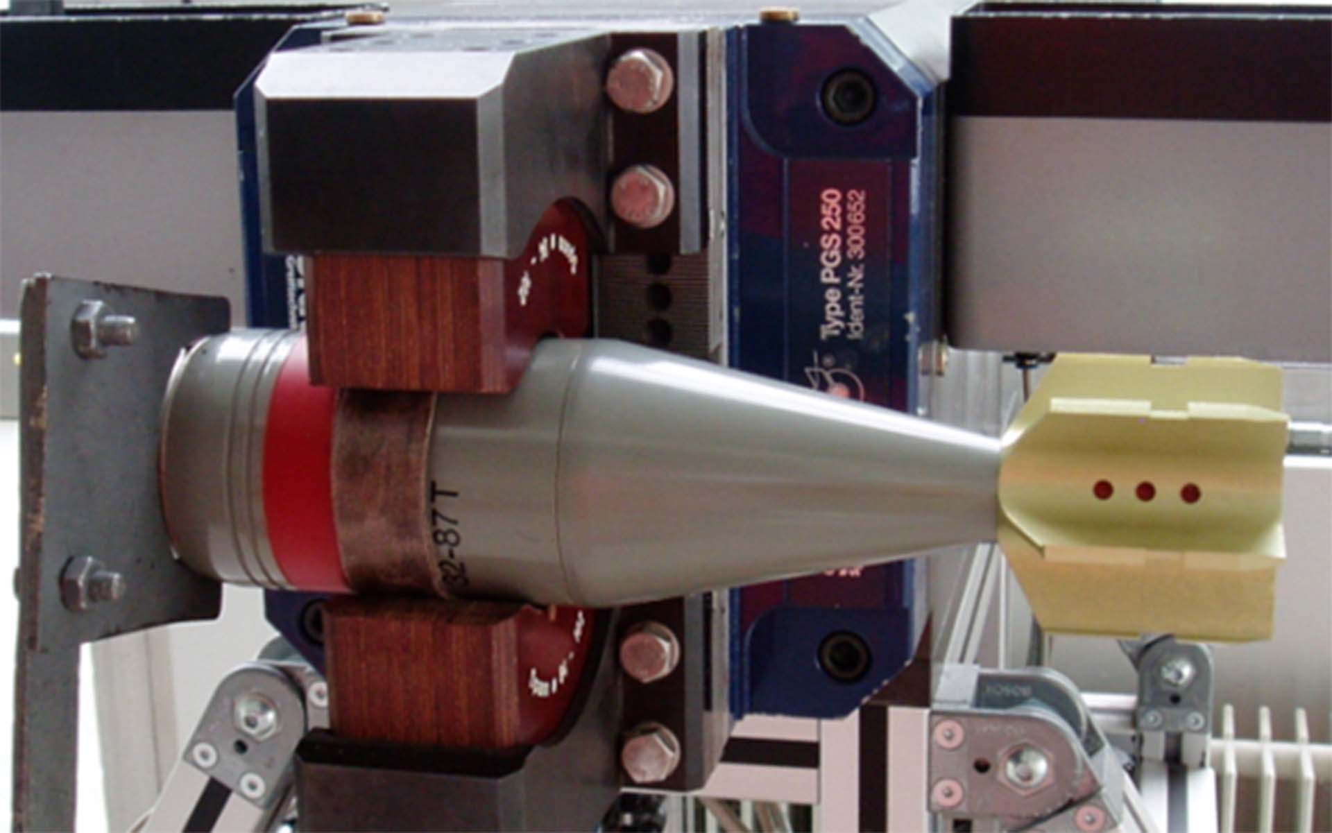 Un proiettile da mortaio è incastrato tra un paio di pinze