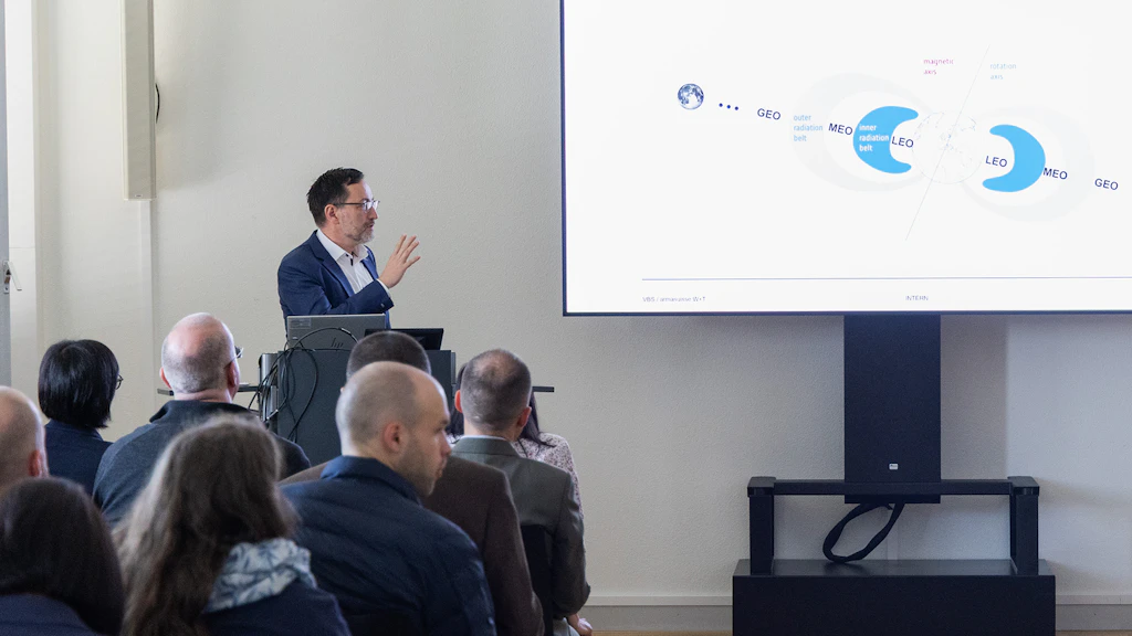 Il dott. Peter Erni presenta al pubblico il programma di ricerca «Spaziale».