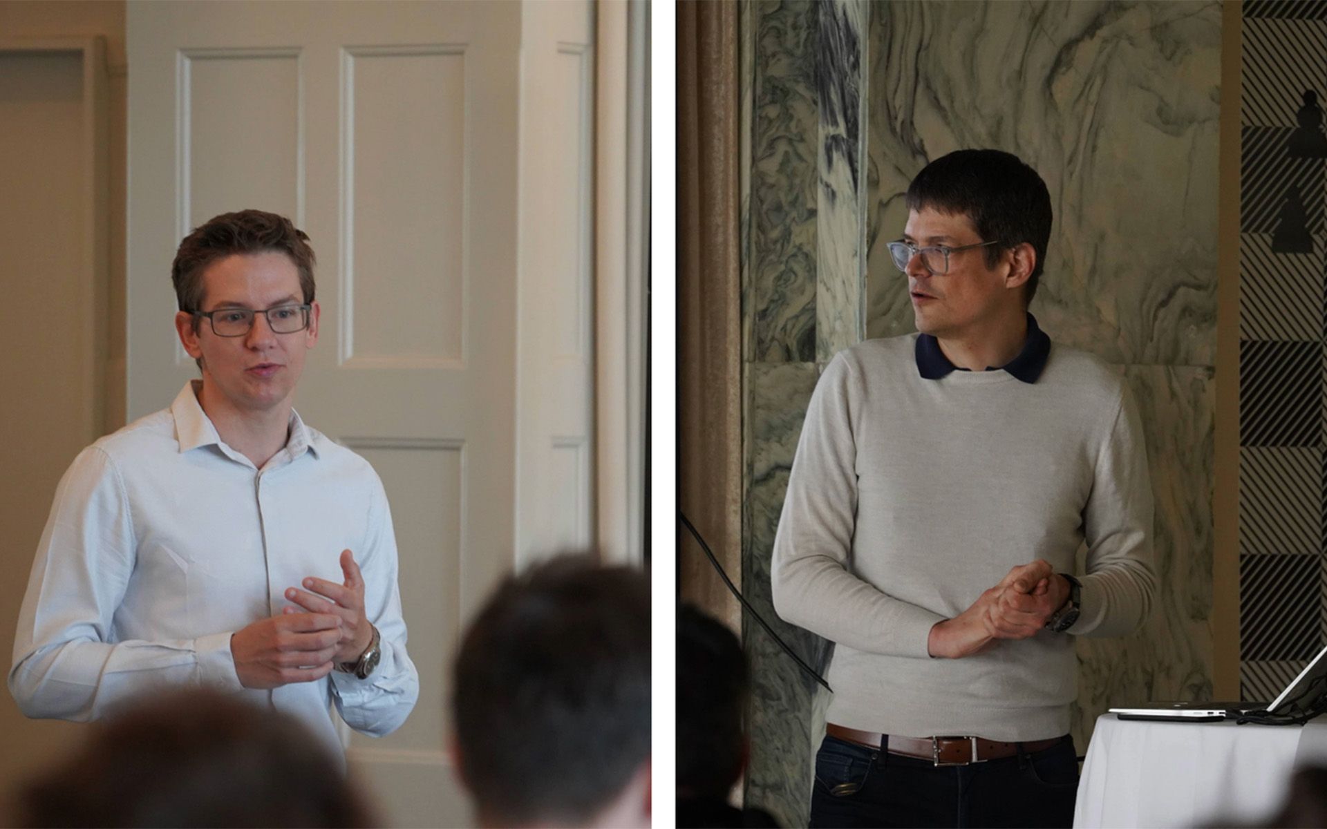 Due uomini che si presentano davanti a un pubblico