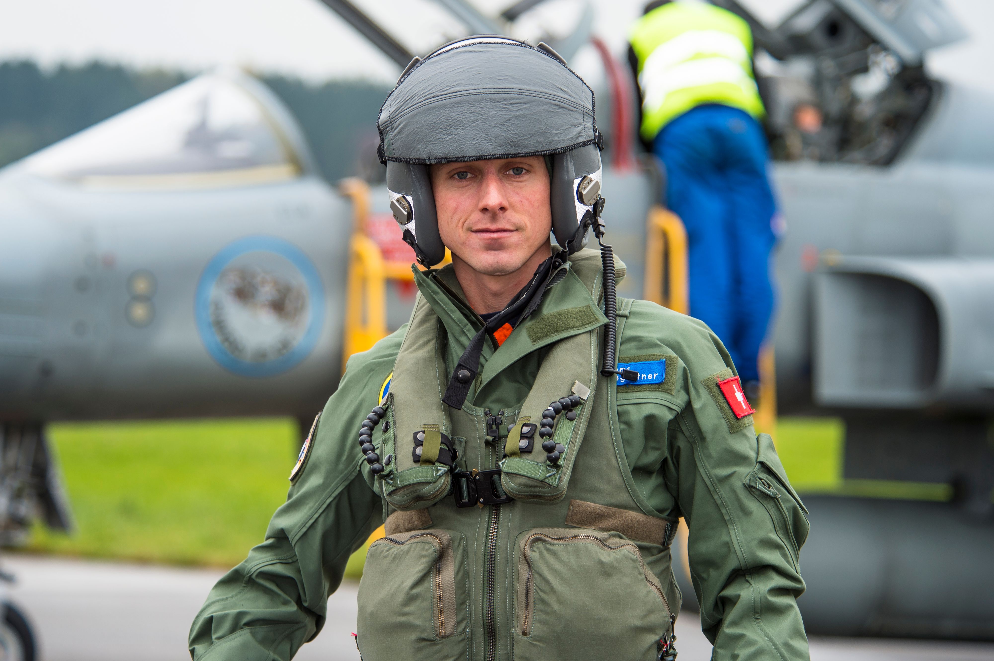 Thomas Baumgartner è occupato a titolo accessorio come istruttore di volo per futuri piloti di linea e militari.