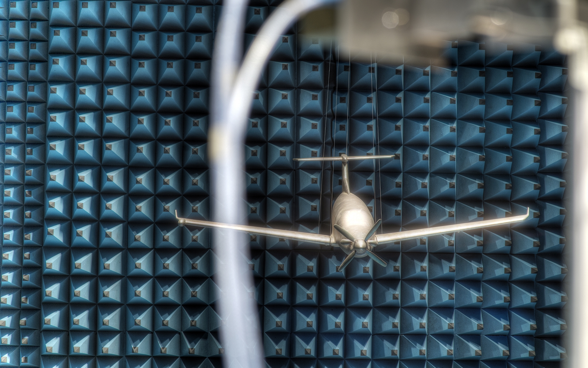 Immagine di un modello di aereo in camera anecoica