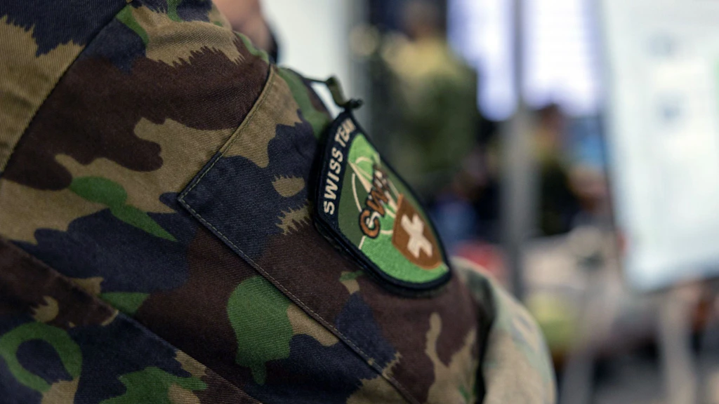 Soldato svizzero in uniforme con il distintivo CWIX