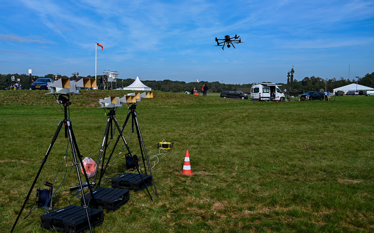 Il team di ricerca del SET-307 durante l’allestimento e i test dei suoi sistemi di sensori. In primo piano i sensori miniCODIR di armasuisse S+T