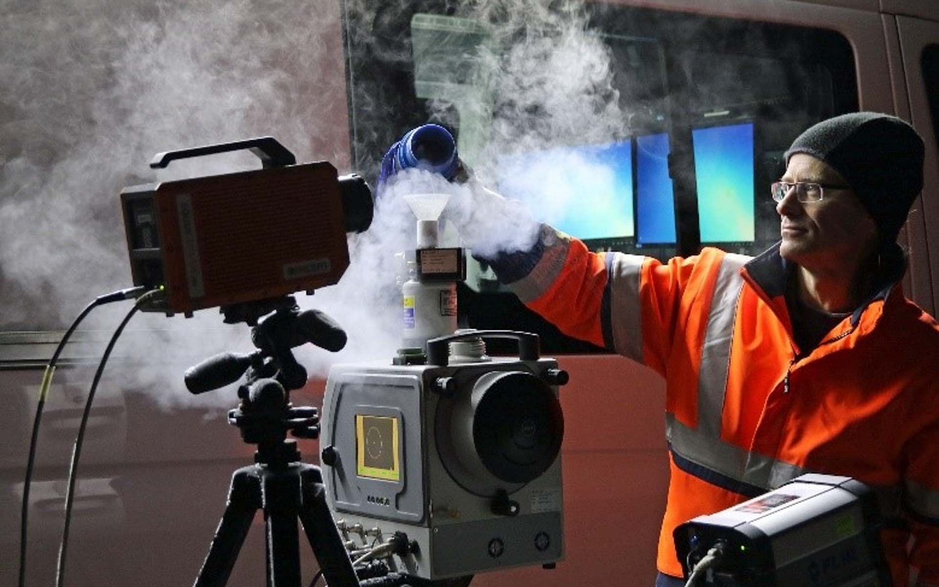Un dipendente riempie un liquido in una termocamera