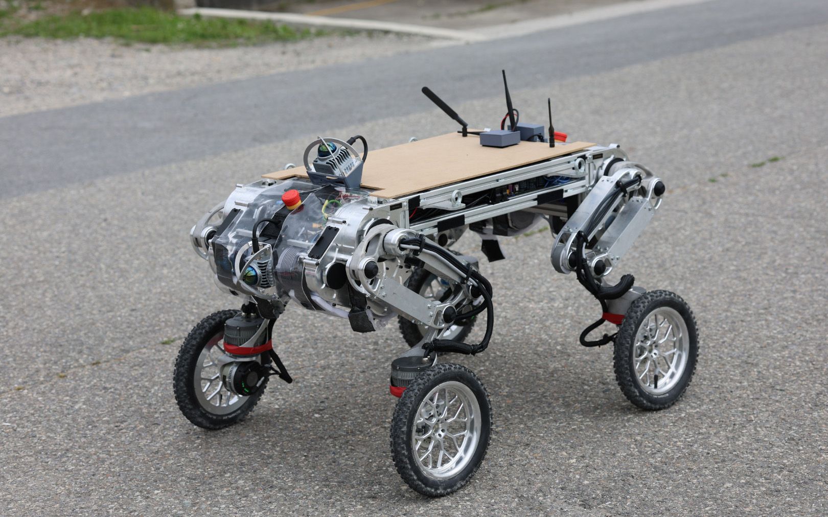 Un robot con quattro ruote sulla strada.