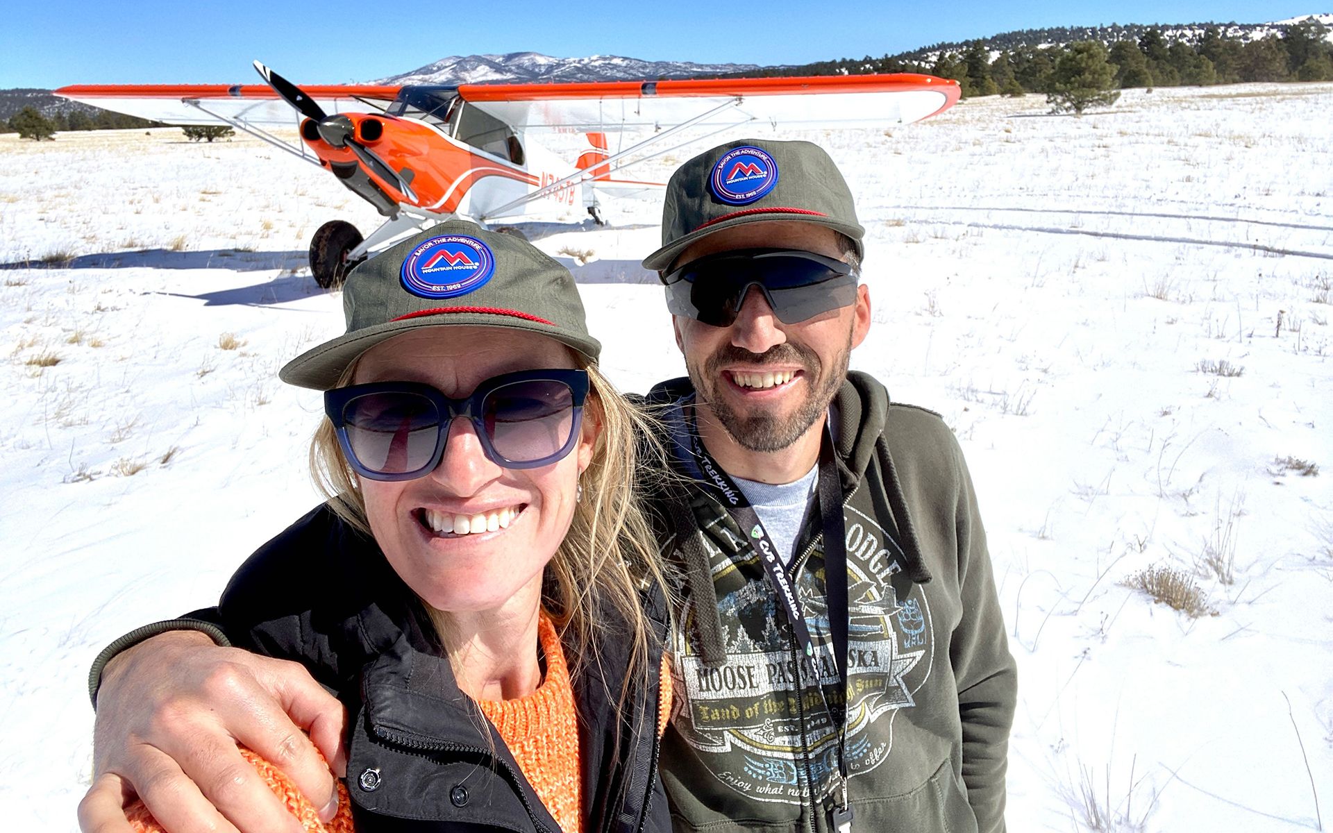 Foto di Tobias Burch e del suo aereo sulla neve
