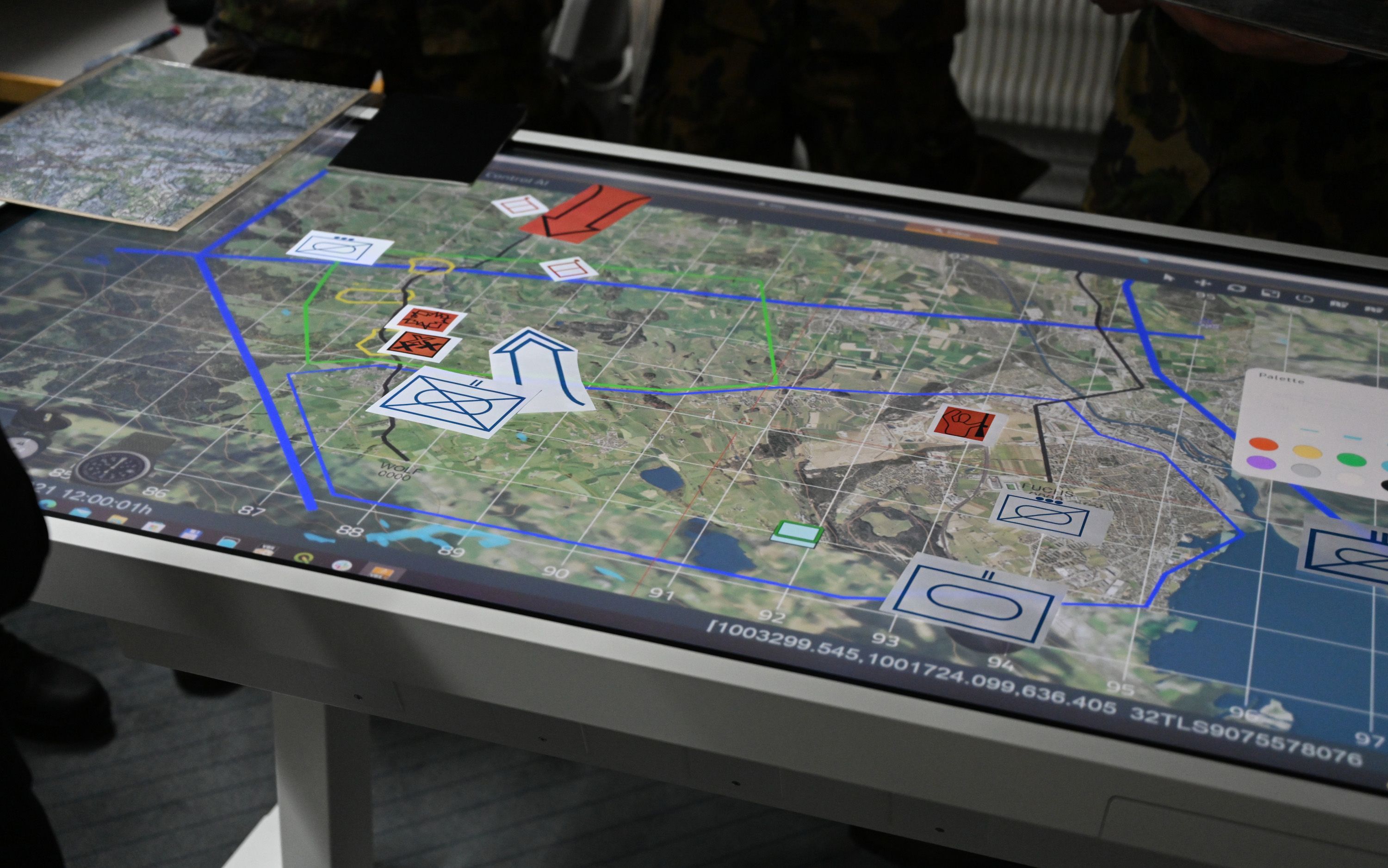 Un display touchscreen con una mappa geologica e varie marcature.